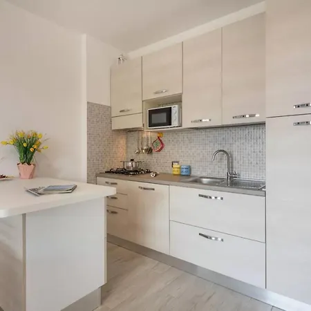 Modern For 4 Guests Near