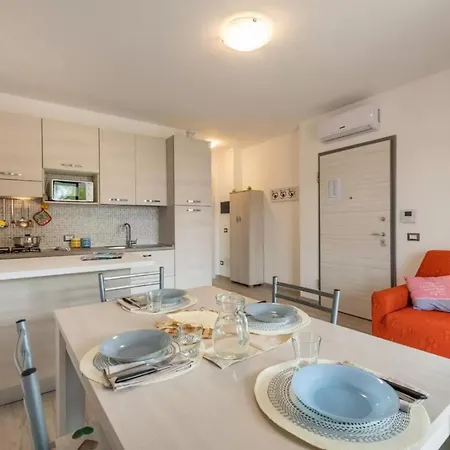 Modern For 4 Guests Near Apartment